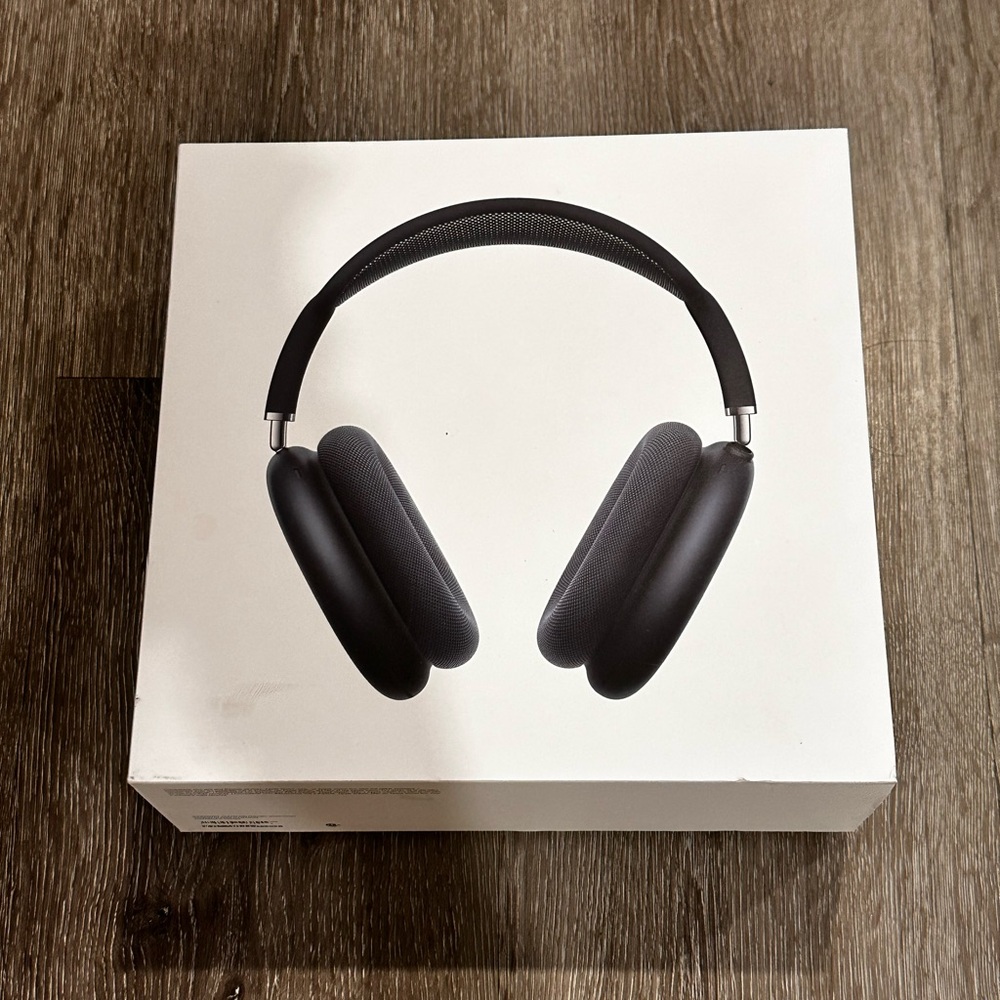 AirPods Max in the Color- Midnight